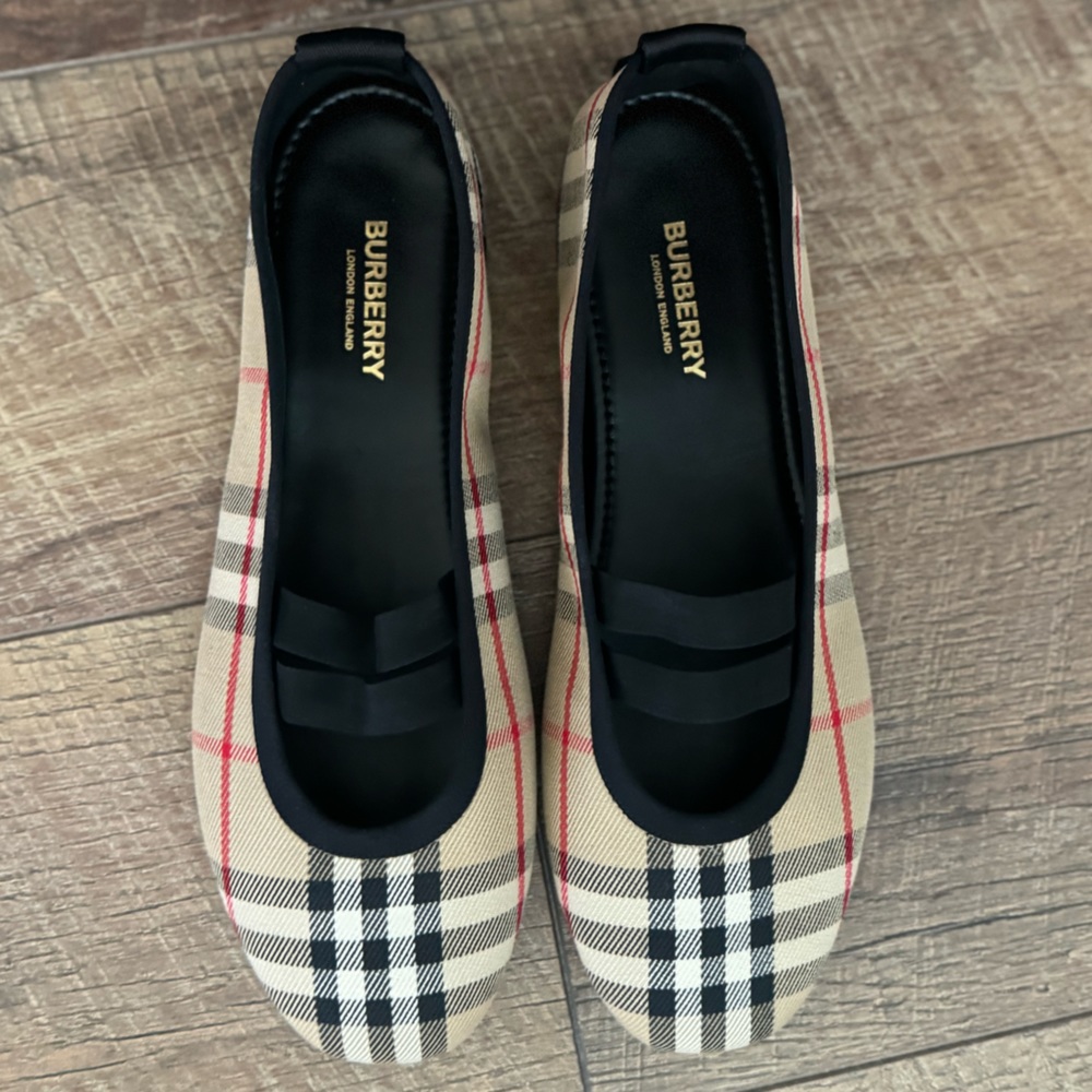 NWT Burberry Flats